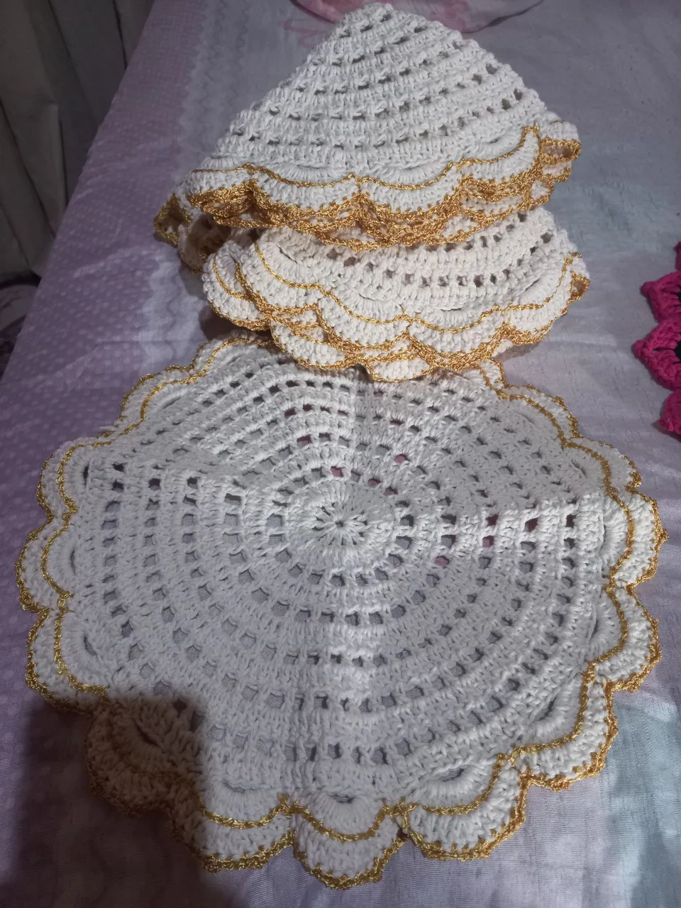 Sousplat de Crochê com Detalhes Dourados