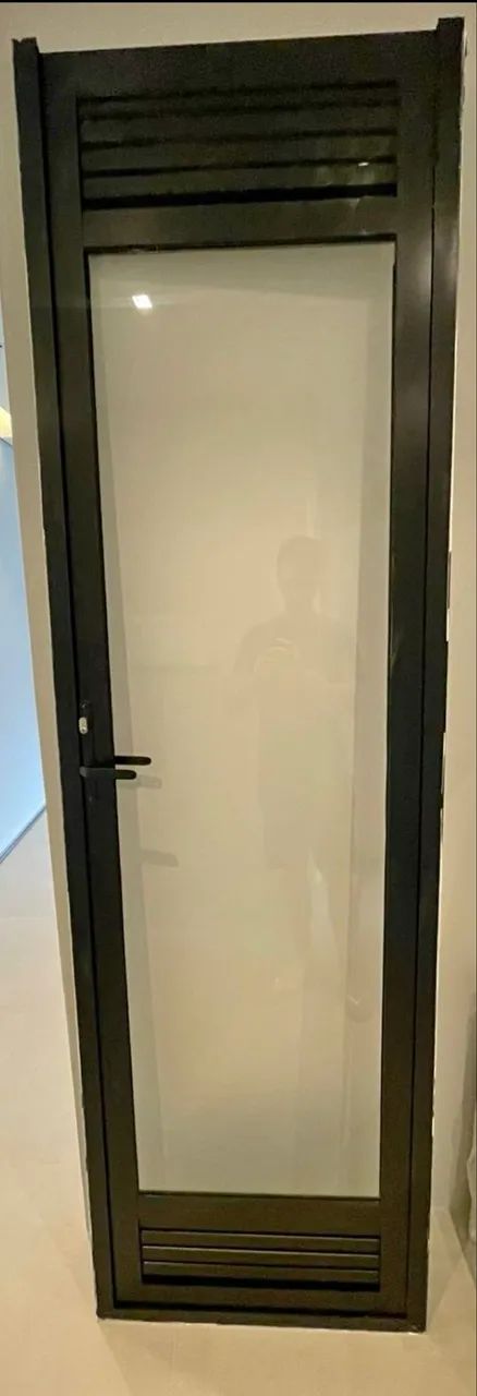 Porta semi nova com caxilho e fechadura