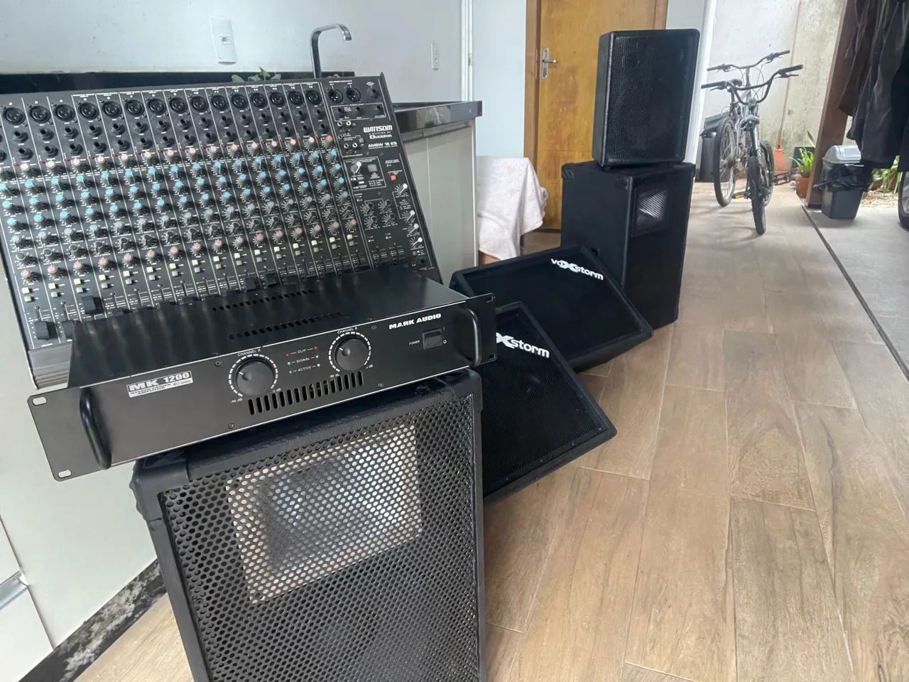 Vendo mesa de som e 6 caixa de 15? - Foto 2