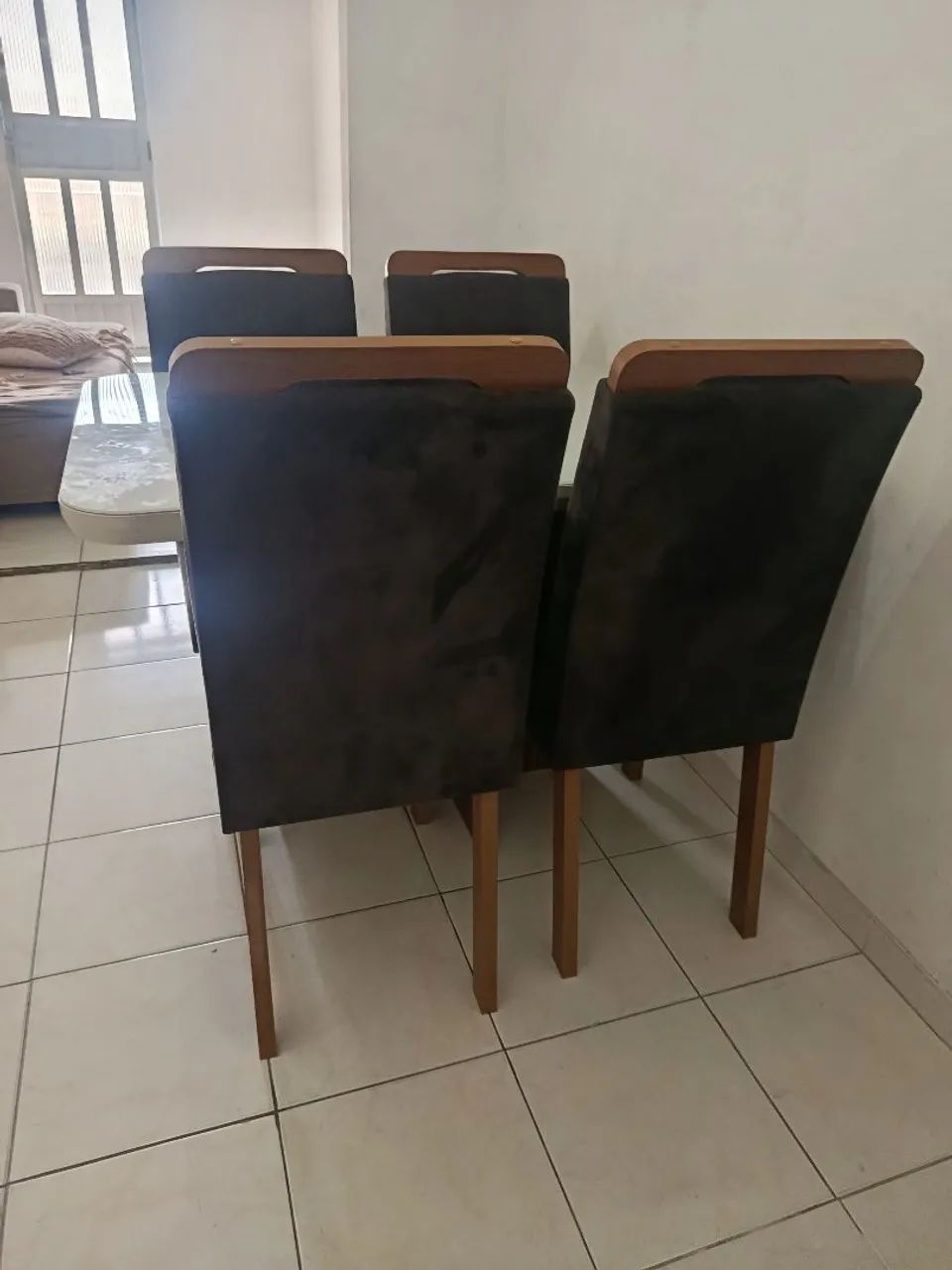 Mesa com 4 cadeiras com tampo de vidro - Foto 4