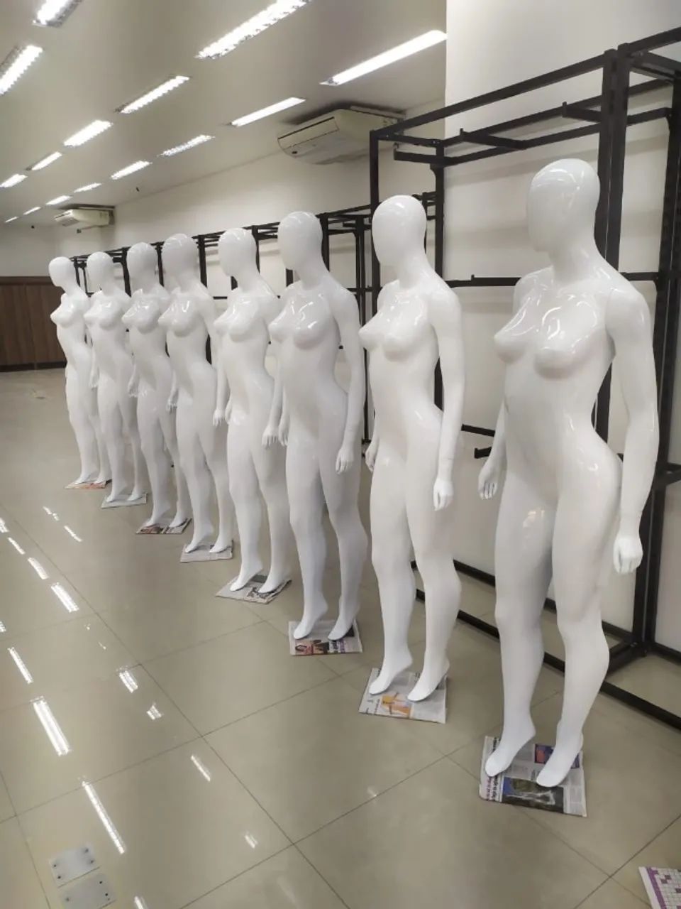 Manequim feminino branco de fibra Plusize com base 