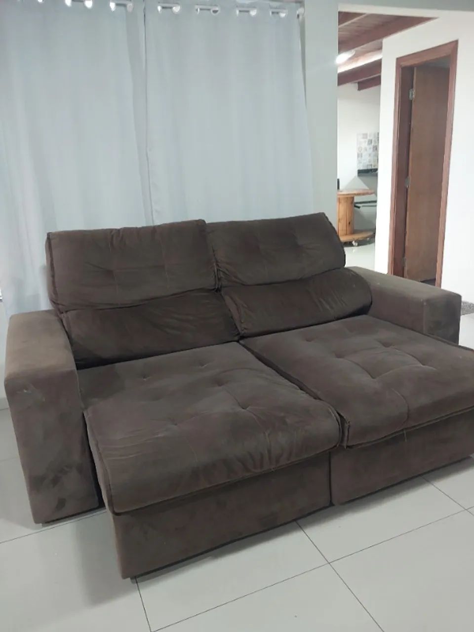 Sofá retrátil 2 lugares - Suede Marrom - Foto 2
