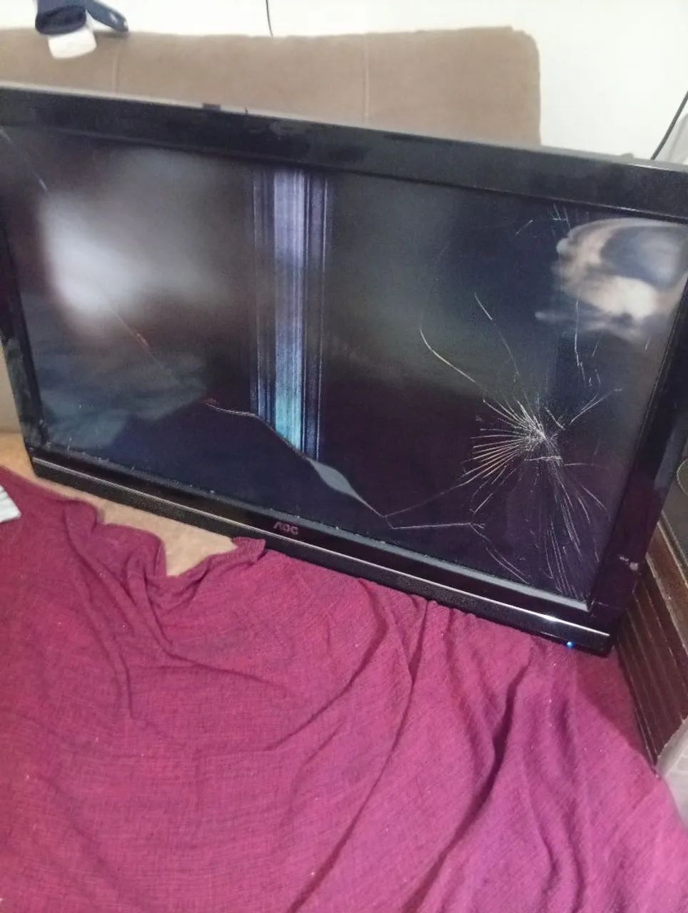 02 tvs AOC telas quebradas  - Foto 4