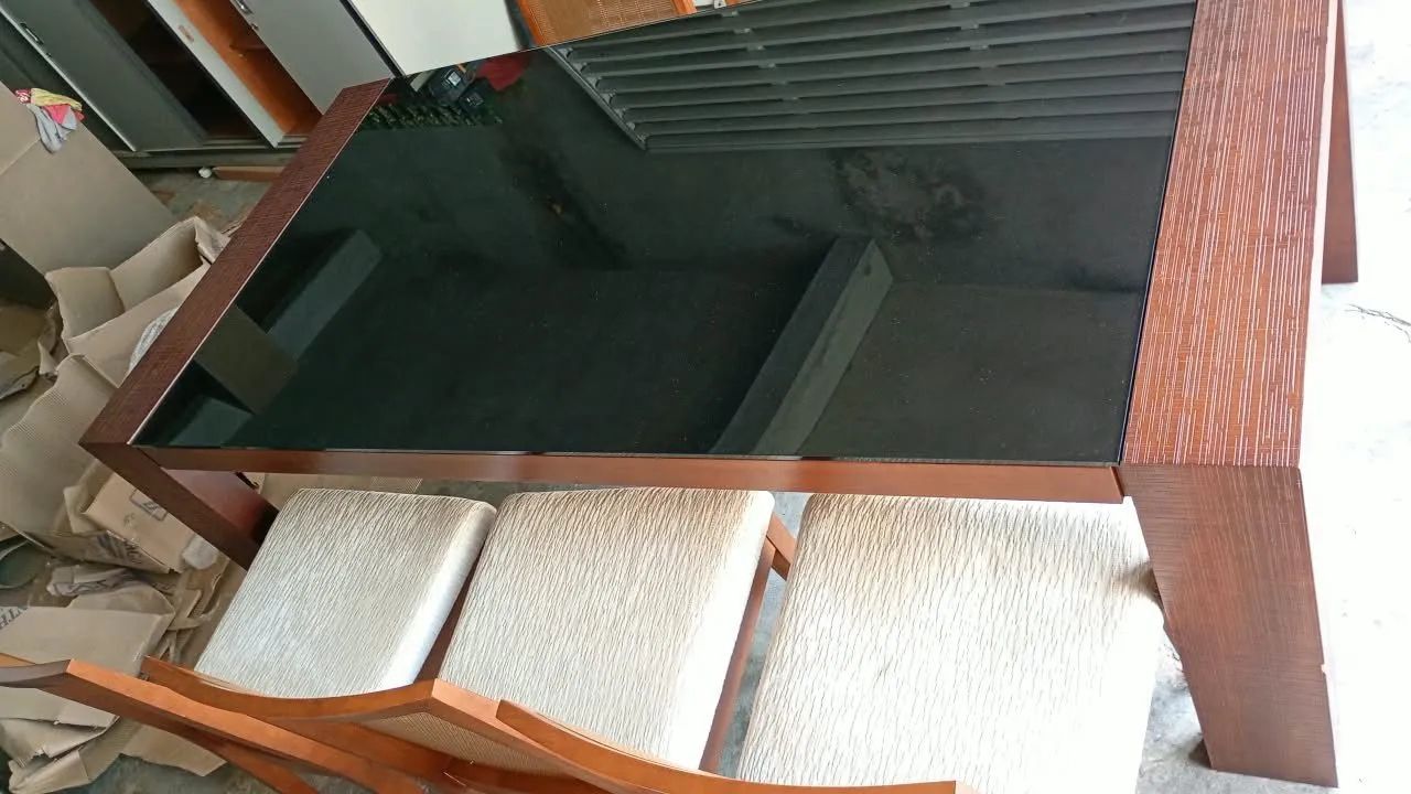 Mesa de jantar com 6 cadeiras de madeira  - Foto 4