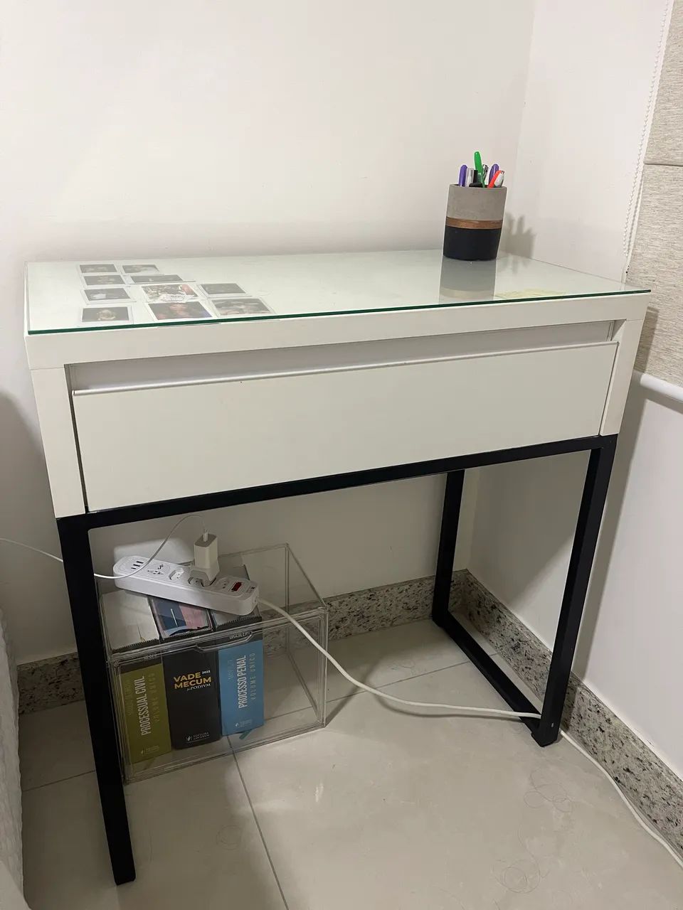 Escrivaninha com gaveta 