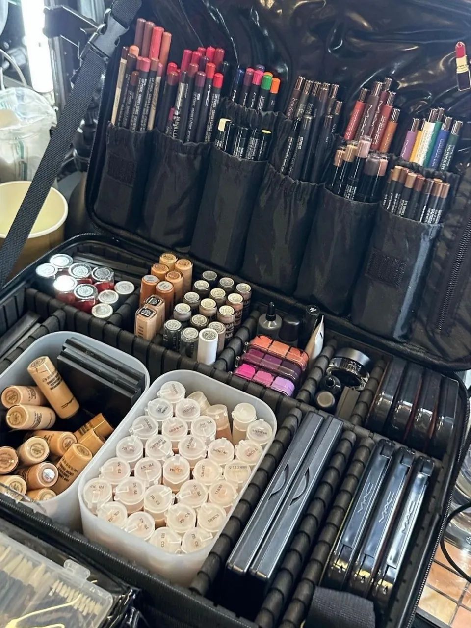 MAKEUP 