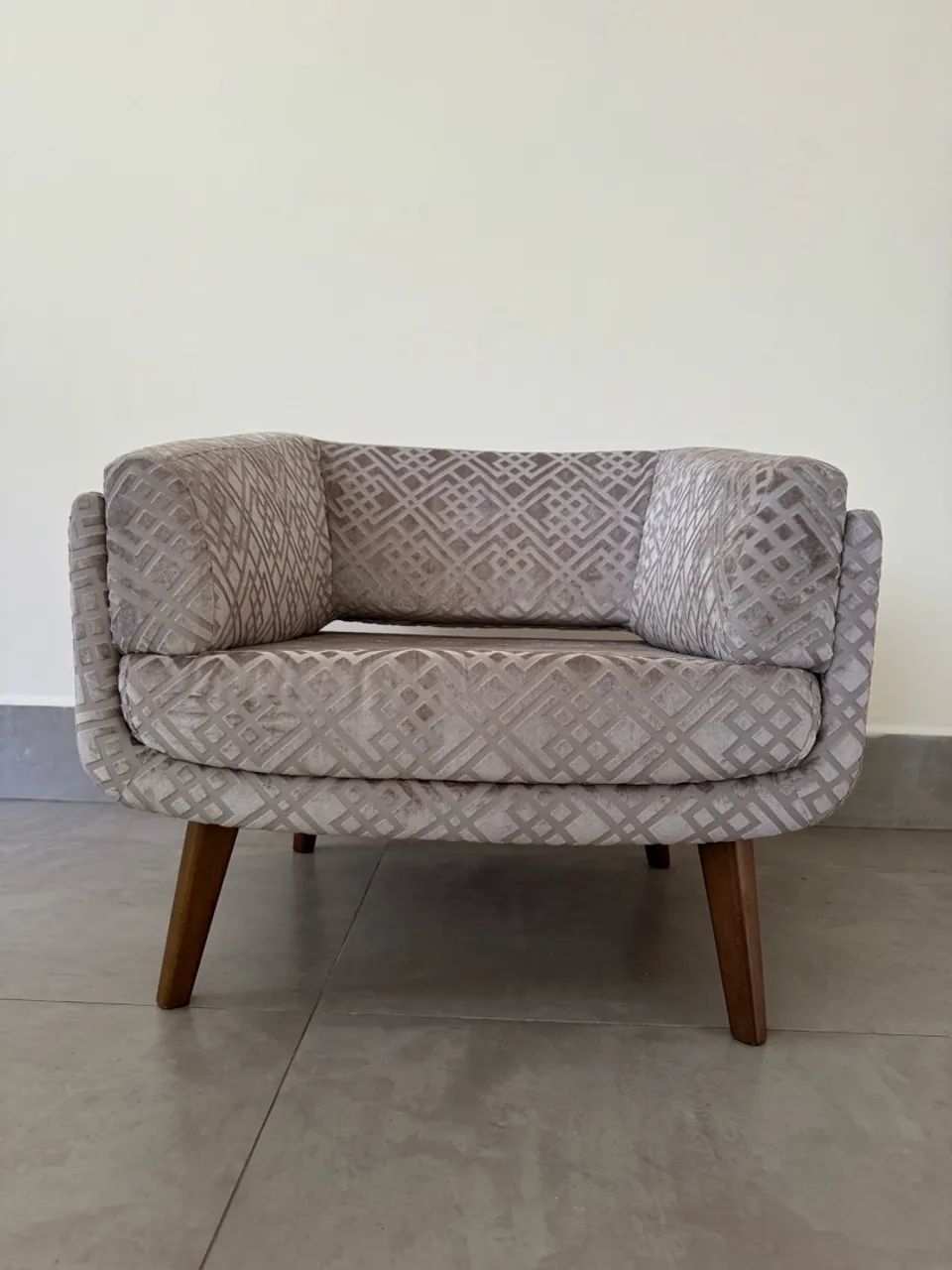 Poltrona Decorativa Bege com Pés de Madeira