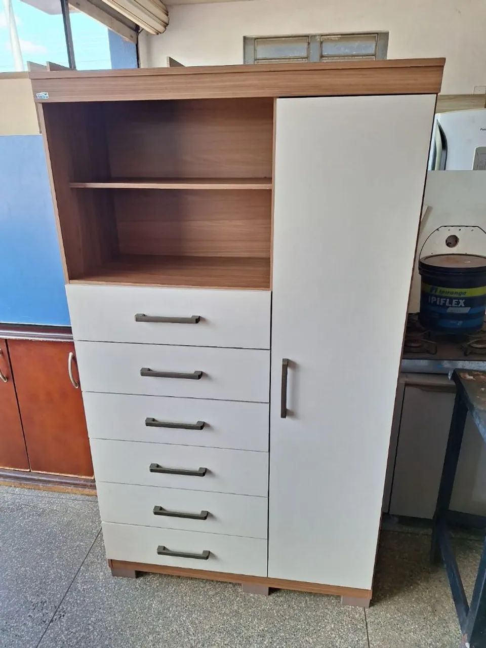 Cômoda com 6 gavetas e uma porta 
