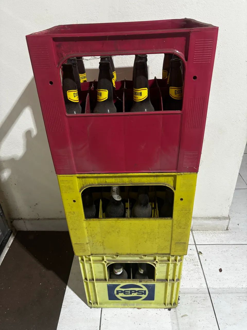 Vendo 3 (três) engradados de cerveja 600 ml.