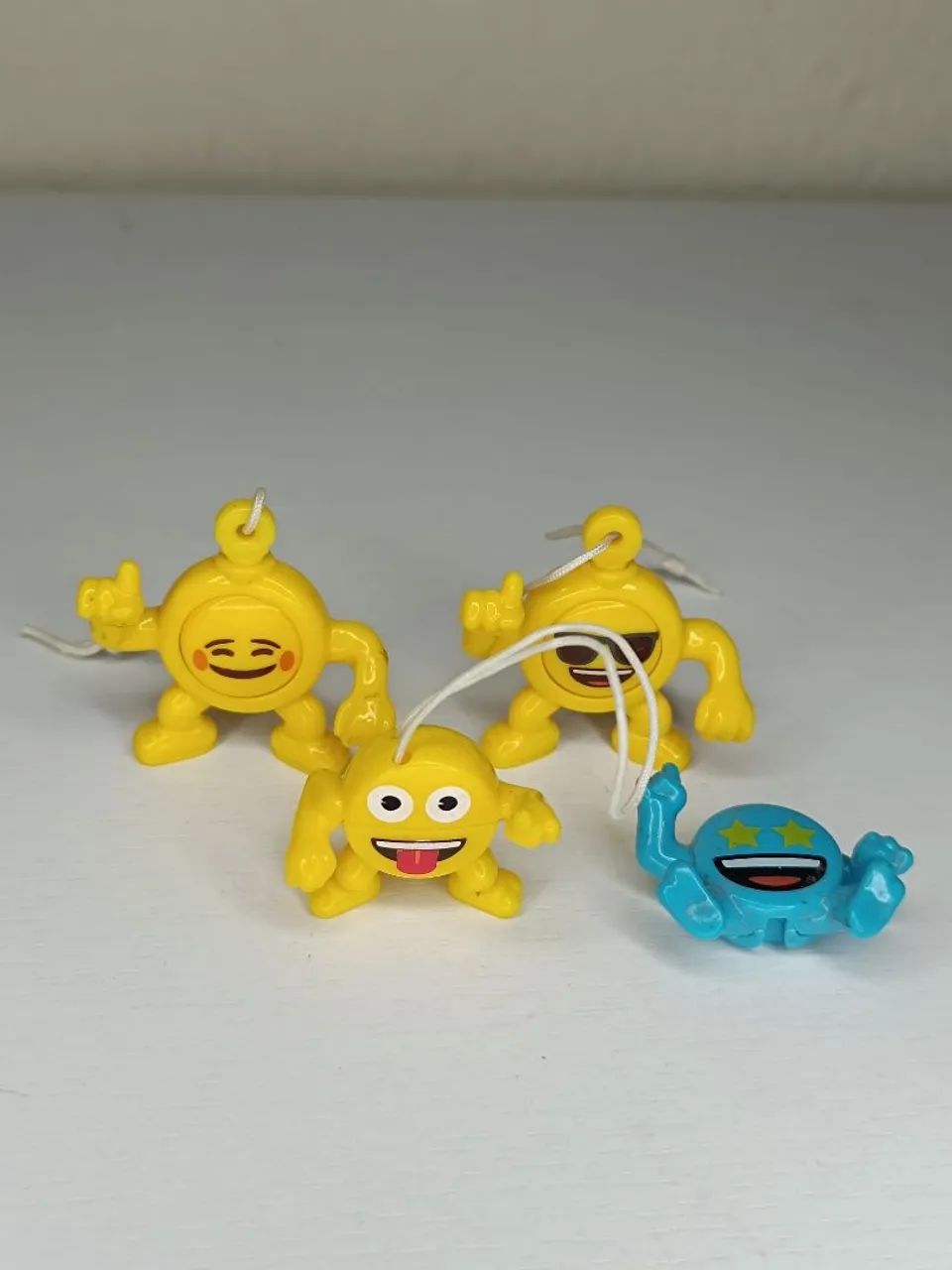  Lote 4 Emojoy (Emoji) Kinder Ovo