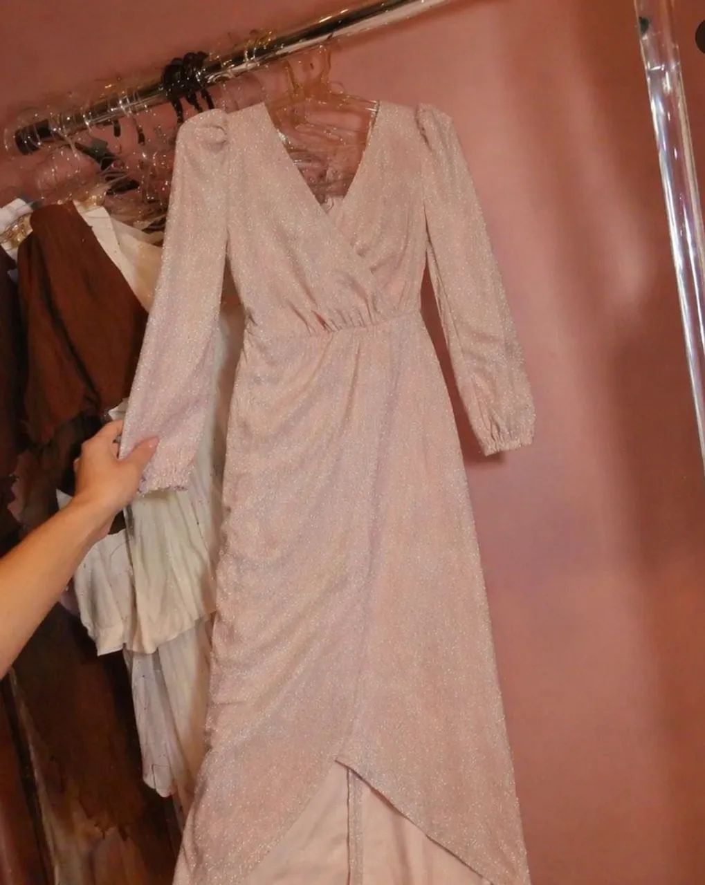 Vestido rose com brilho elegante 
