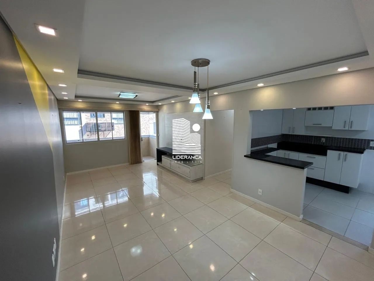 Apartamento,Carvoeira, 03 Dormitórios/01 Suíte