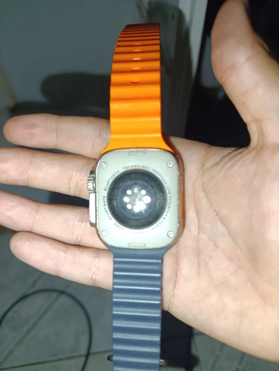 Relógio smartwatch, pulseira laranja é cinza, as vezes dá problema