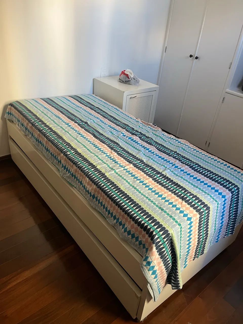 Cama solteiro com cama auxiliar
