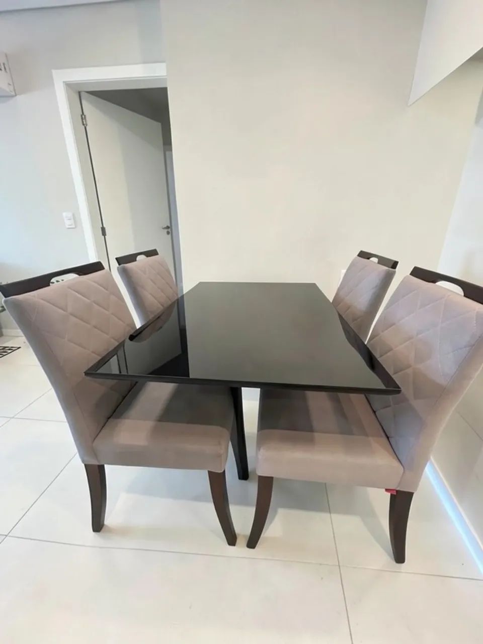 Mesa de jantar com 4 cadeiras estofadas em ótimo estado de conservação. - Foto 2