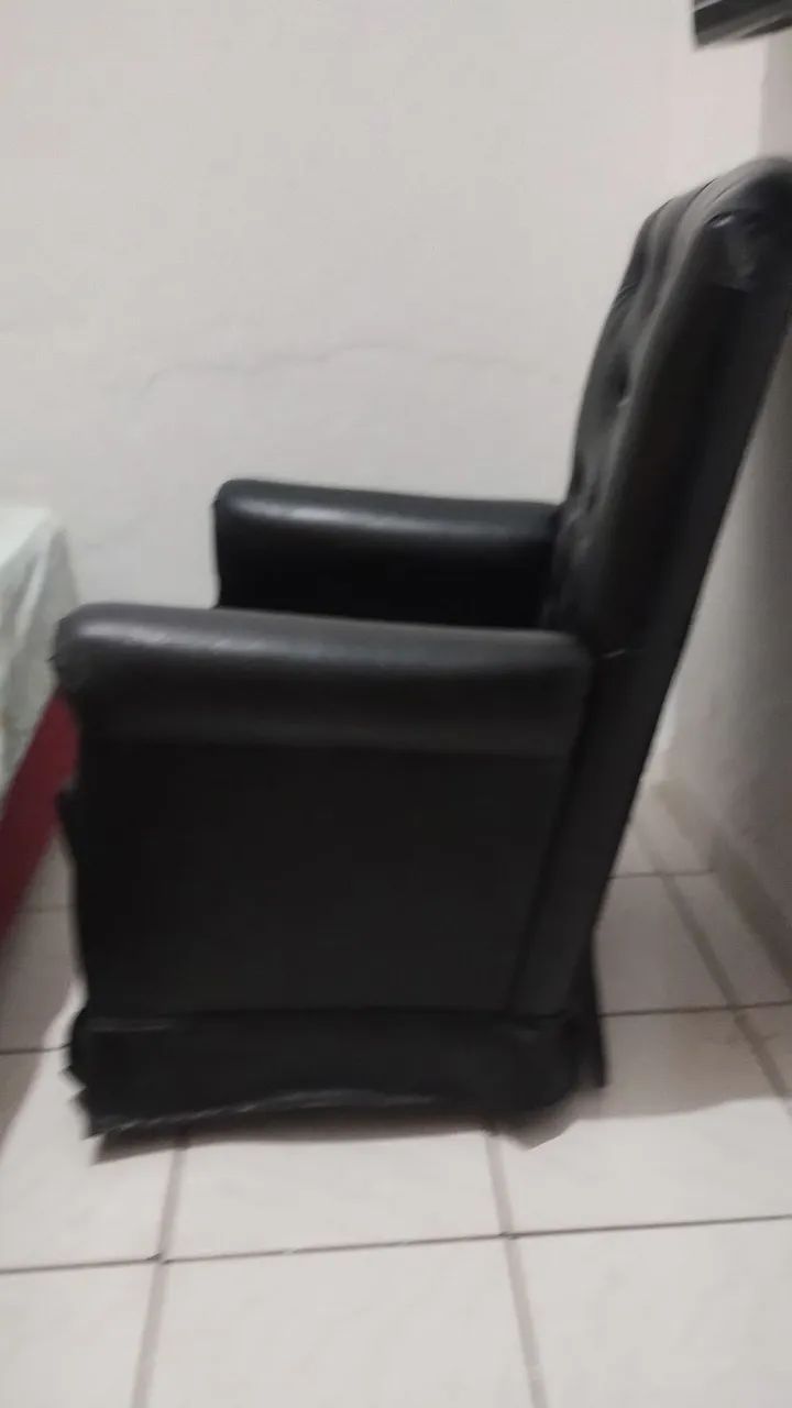 Cadeira de amamentação usada preta em couro. - Foto 3
