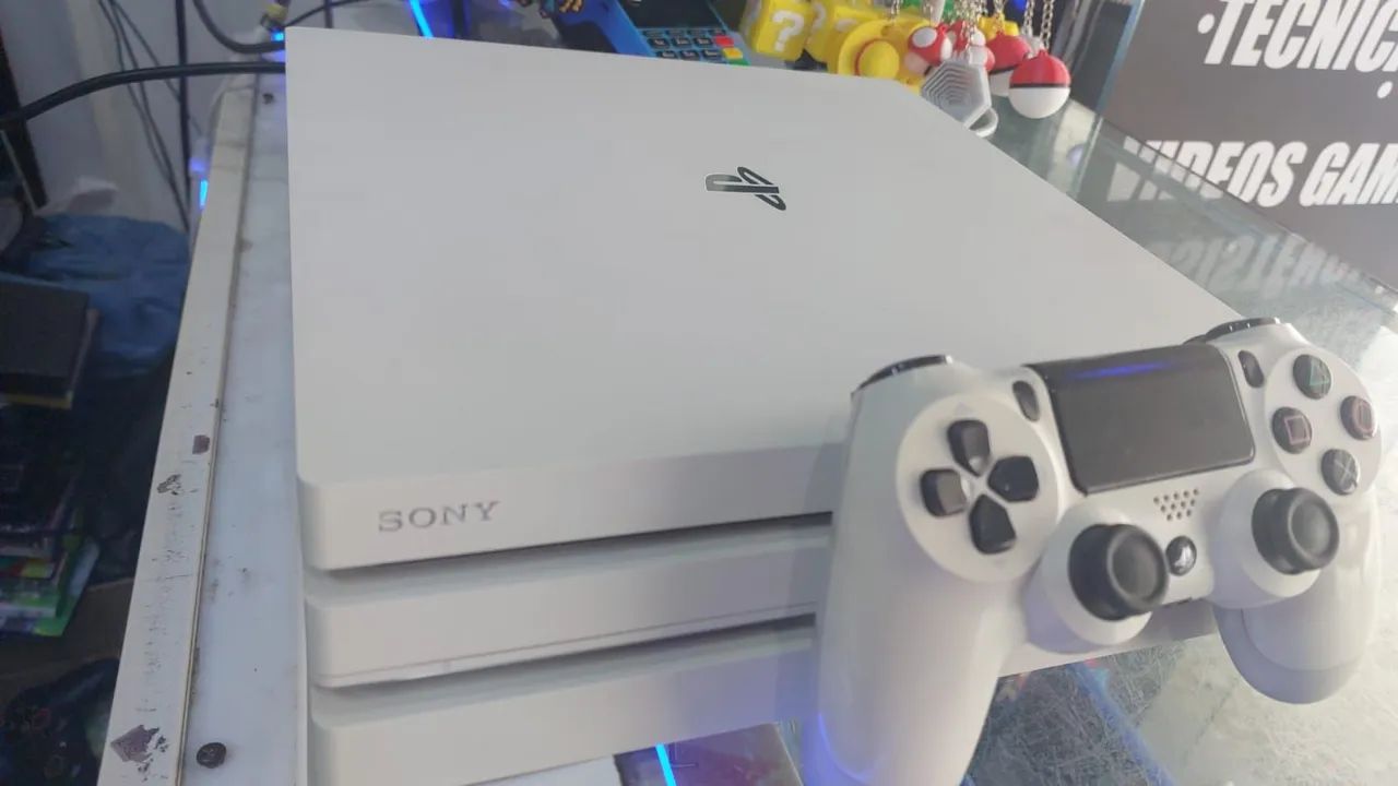 PS 4 pro branco com controle branco