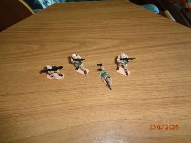 Lote com 4 Soldadinhos De Borracha - Foto 3