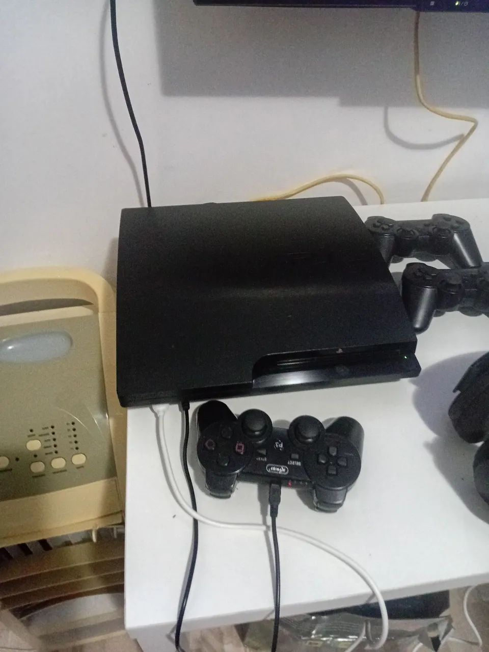 Ps3 com cabos e controle e 4 jogos. - Foto 4