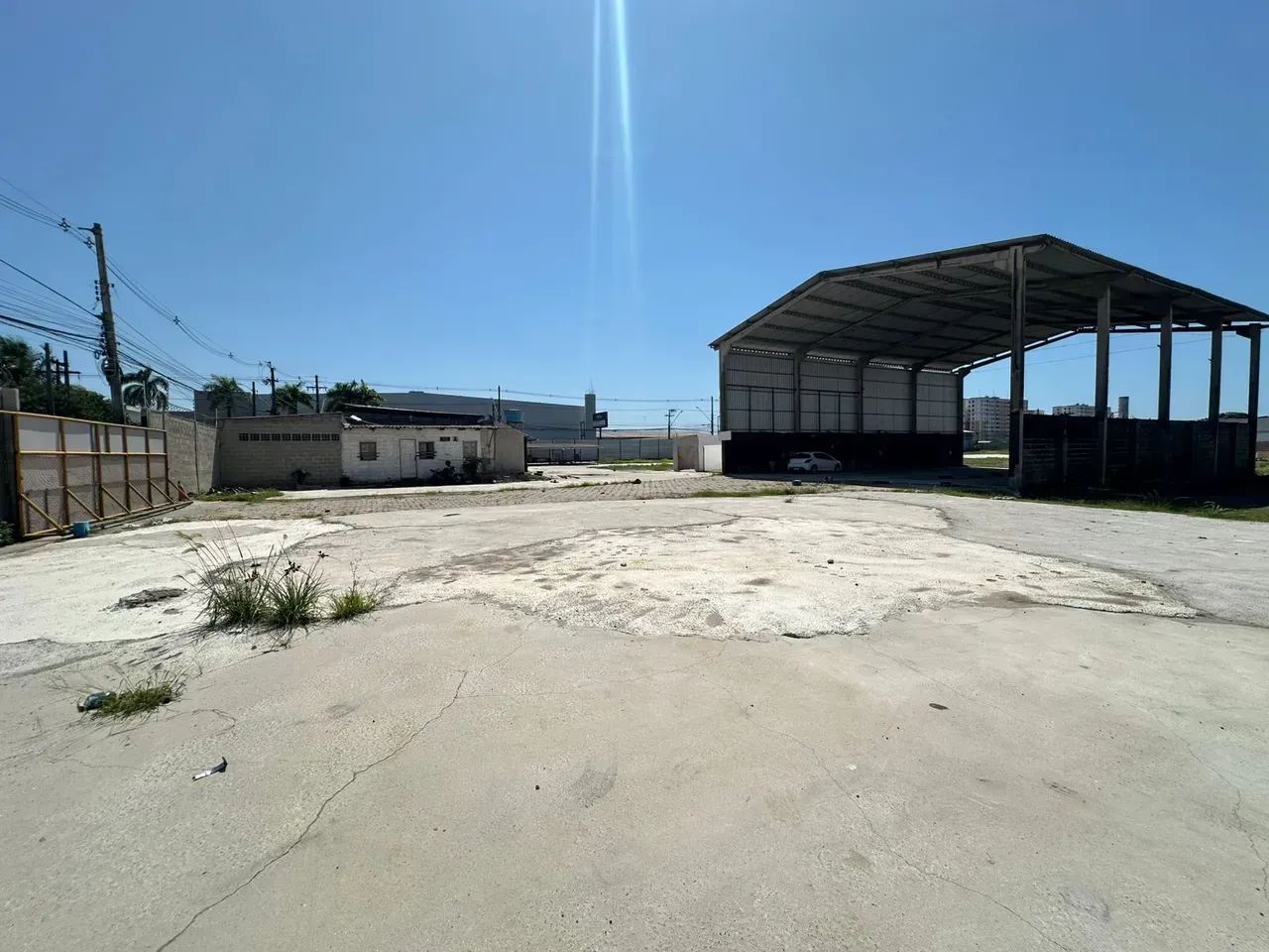 Área de 8000m² com escritório e galpão de 500m²