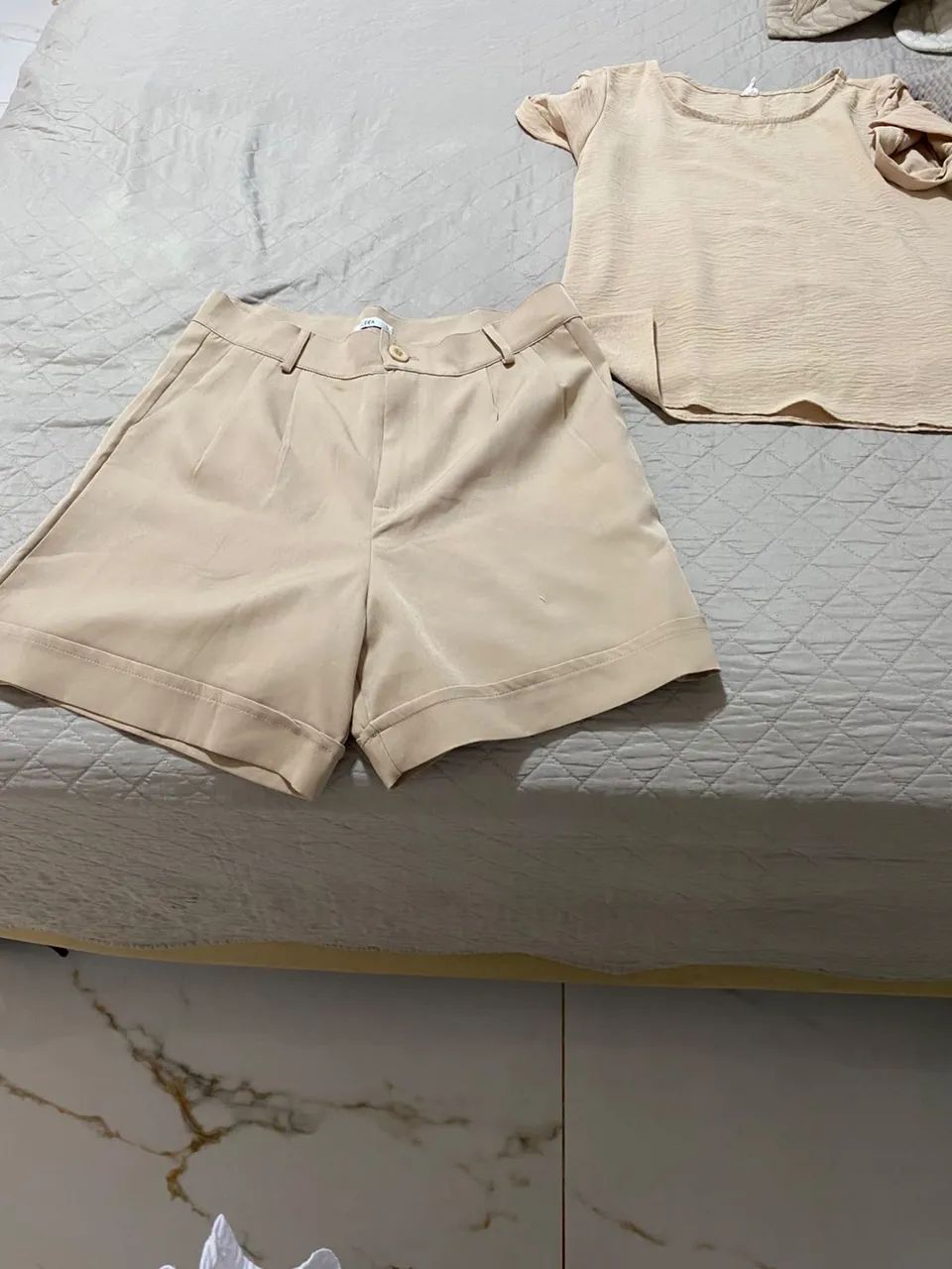 Short alfaiataria e blusa bege  - Foto 2