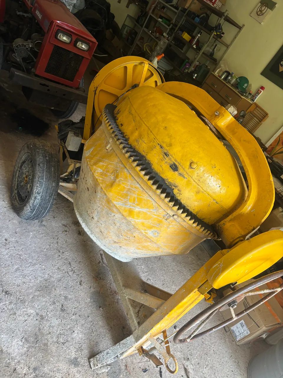 Betoneira grande ferro com motor elétrico, ótimo estado 