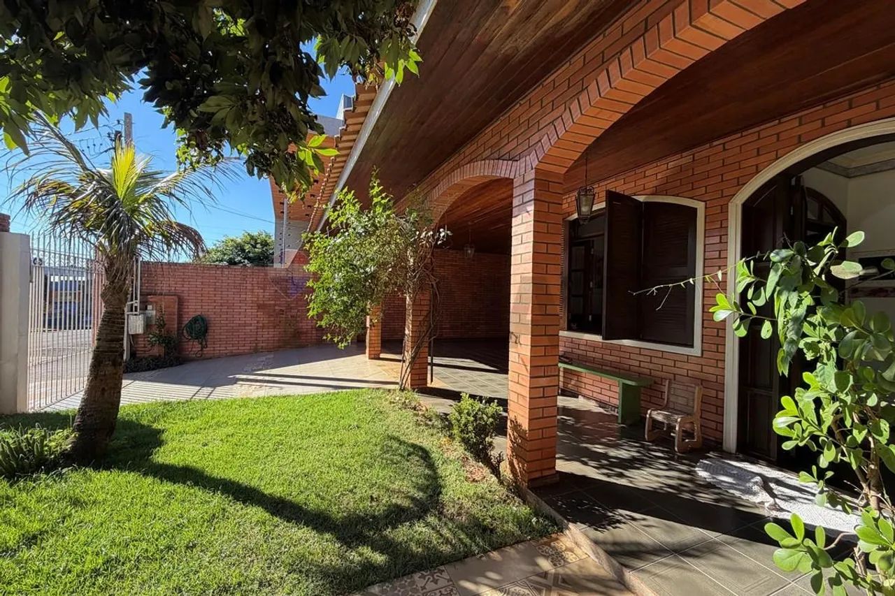 Casa com 4 quartos para alugar no Centro de Cascavel