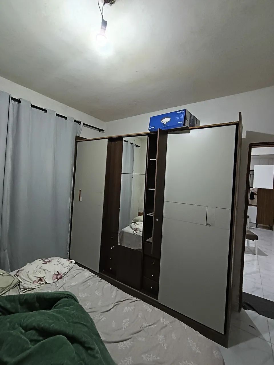 Guarda-roupa casal com espelho 