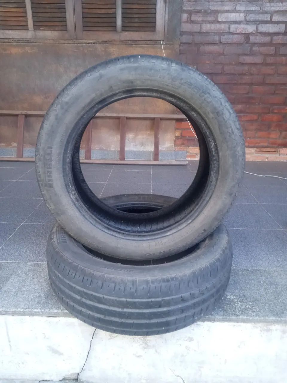 2 pneus Pirelli cinturado 195 55 16, carnudos passa na vistoria 