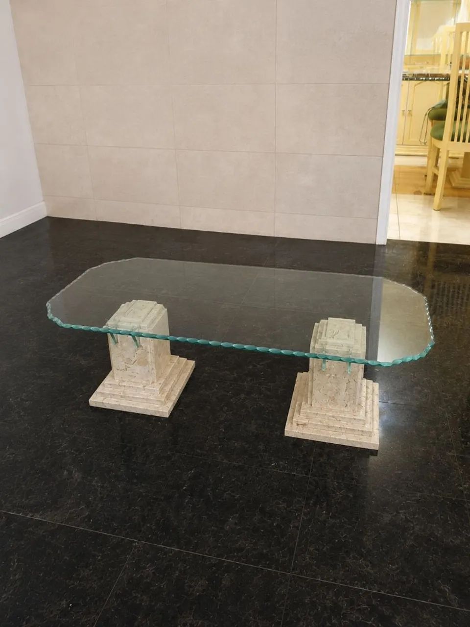 Mesa de centro em mármore travertino e vidro trabalhado