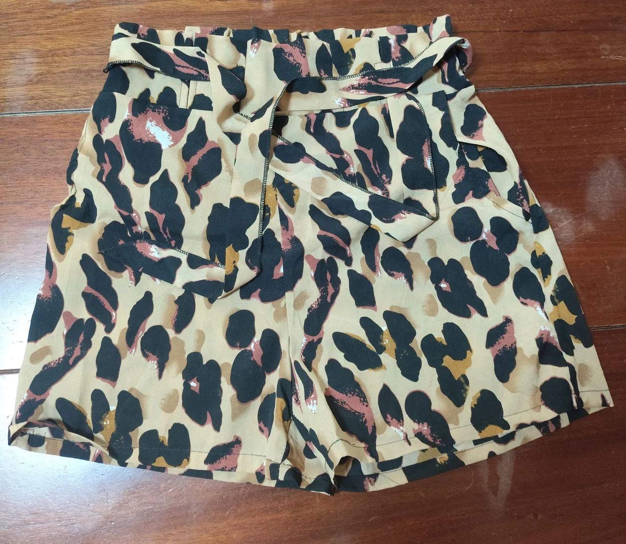 (NOVO) Shorts de Oncinha Tamanho M - Foto 2