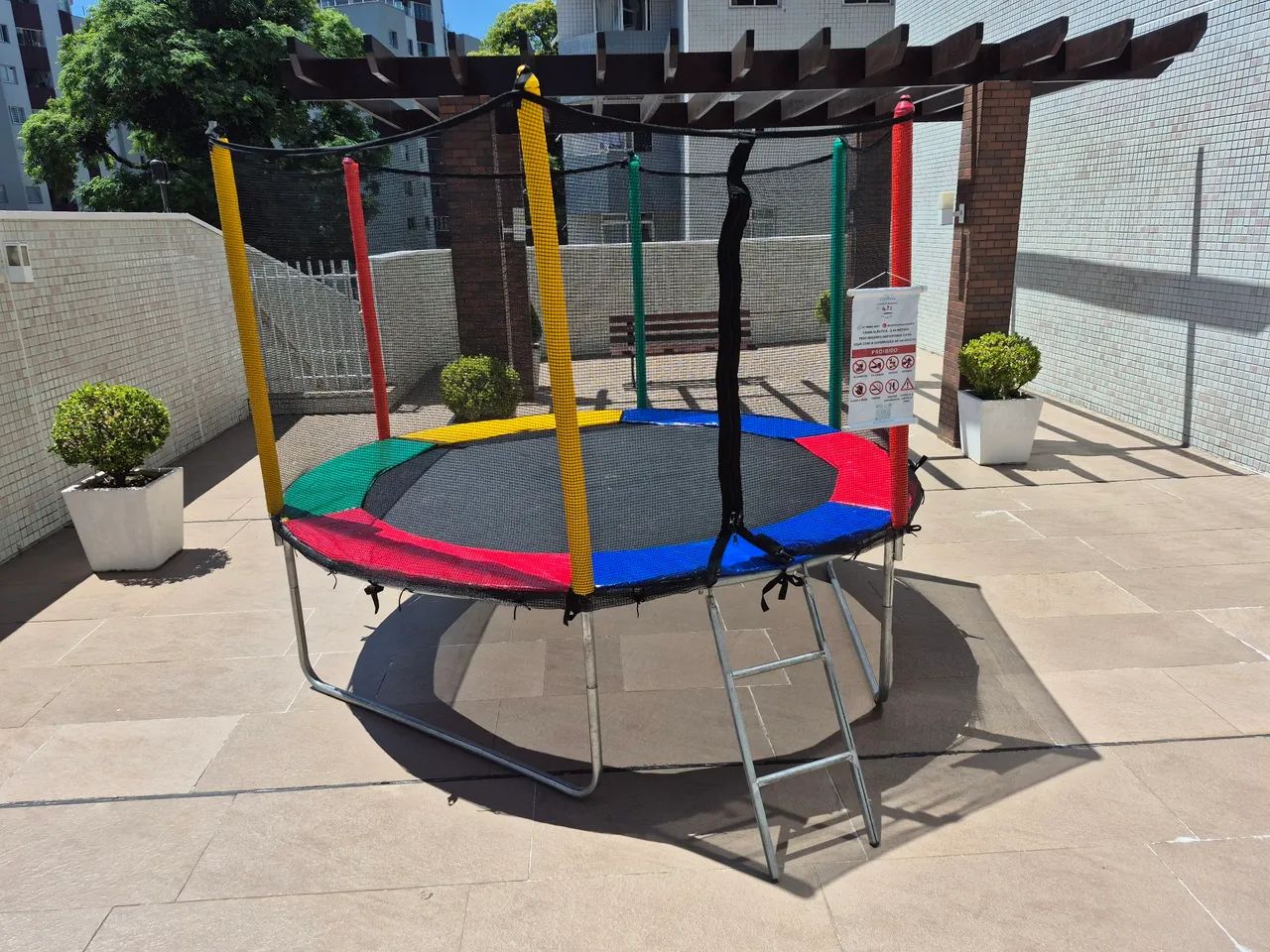 Cama elástica e piscina de bolinhas  - Foto 2