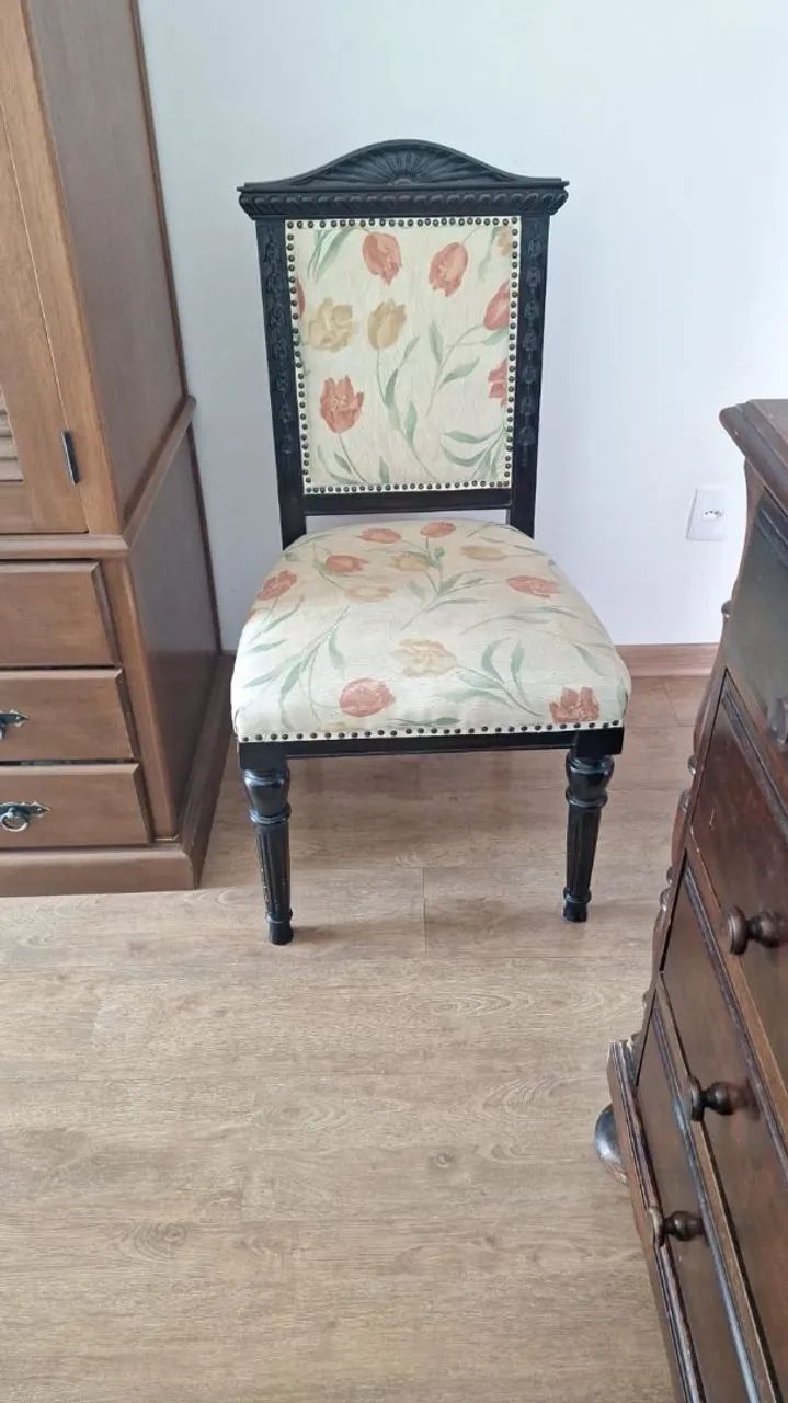 Guarda roupa e cadeira 