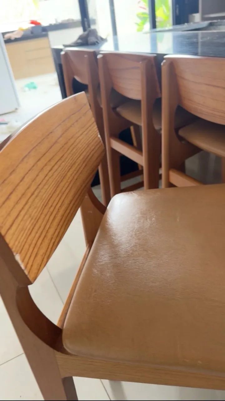 5 banquetas de madeireira com acento em couro  - Foto 2