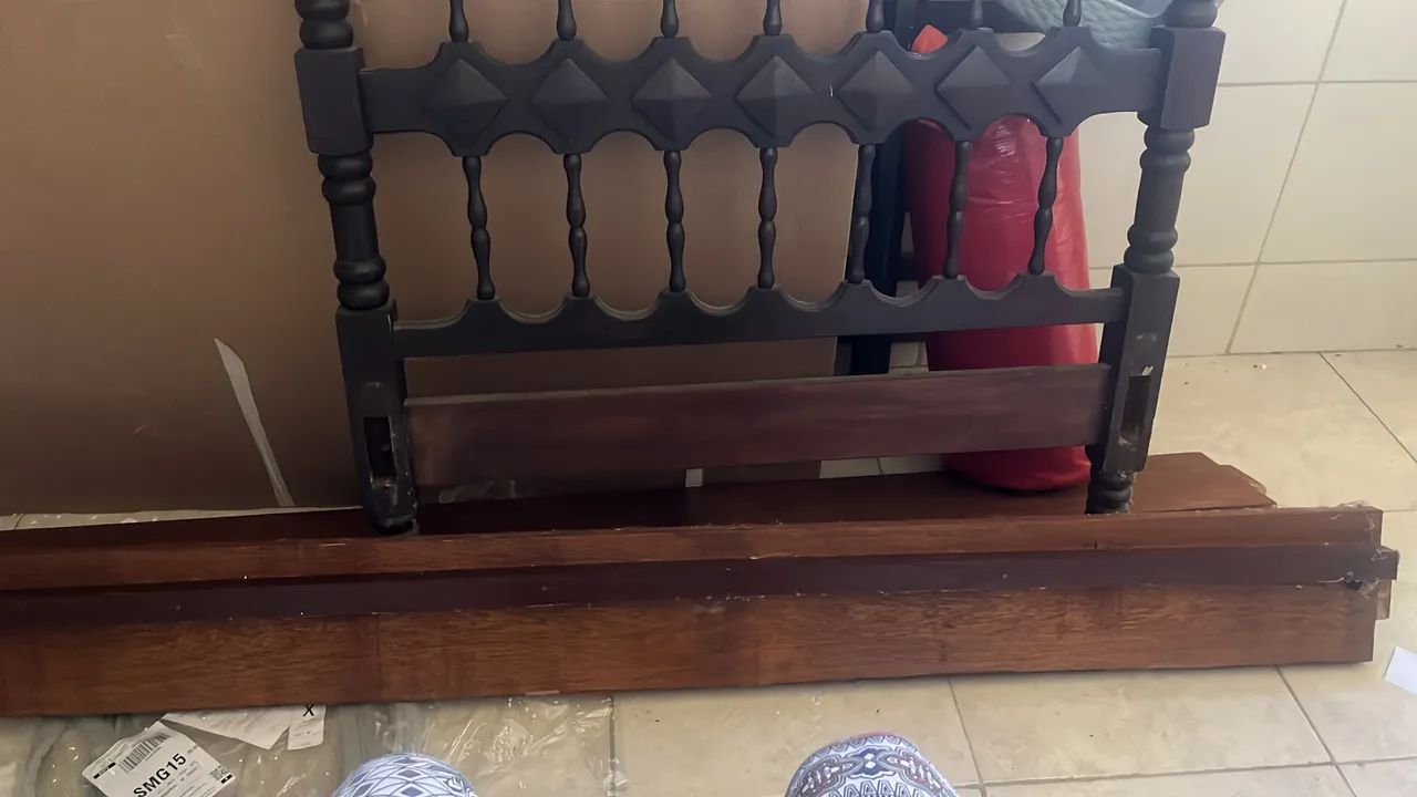 VENDE SE CAMA DE SOLTEIRO DE SUCUPIRA - Foto 4