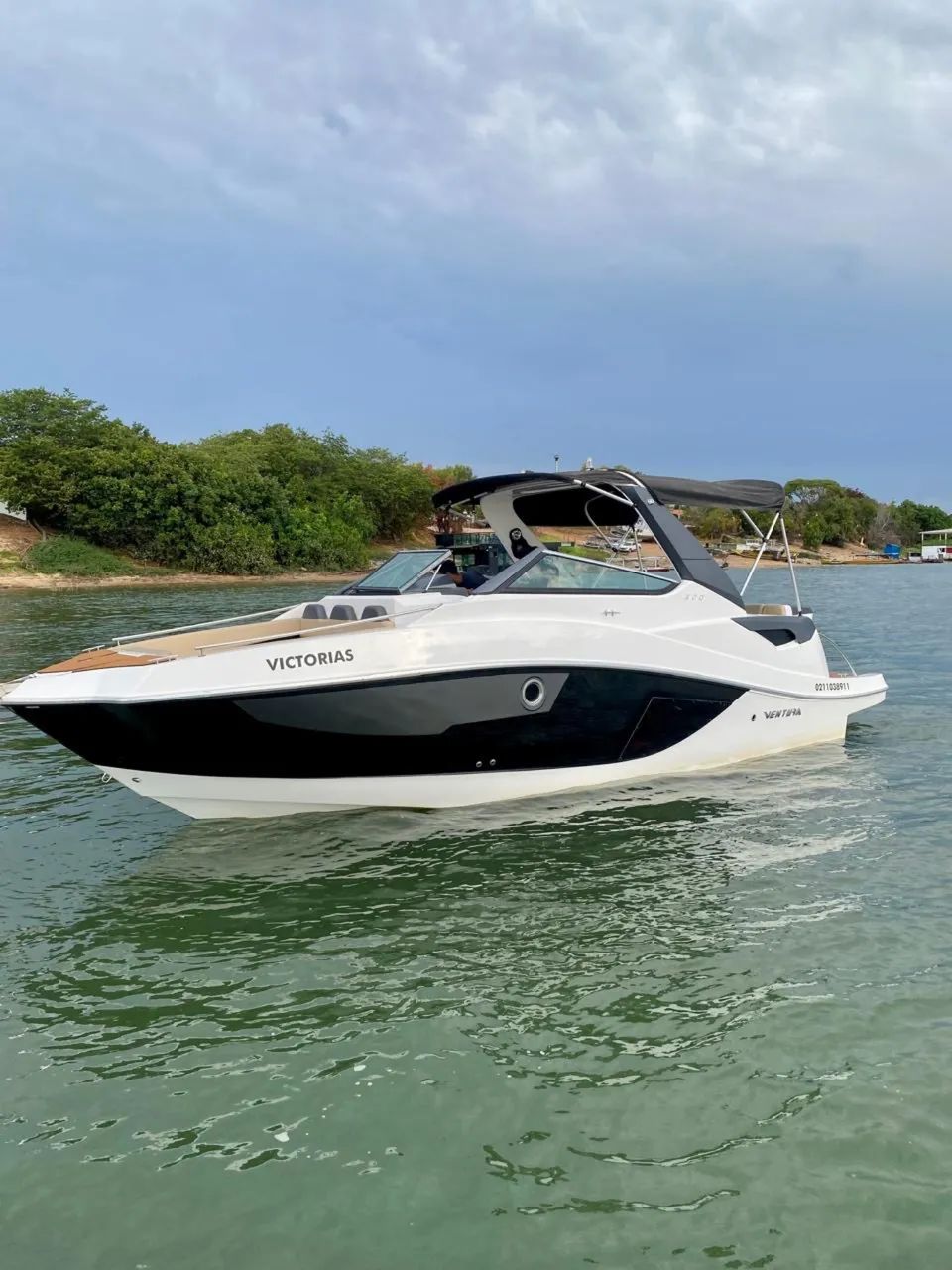 Lancha V300 semi-nova 