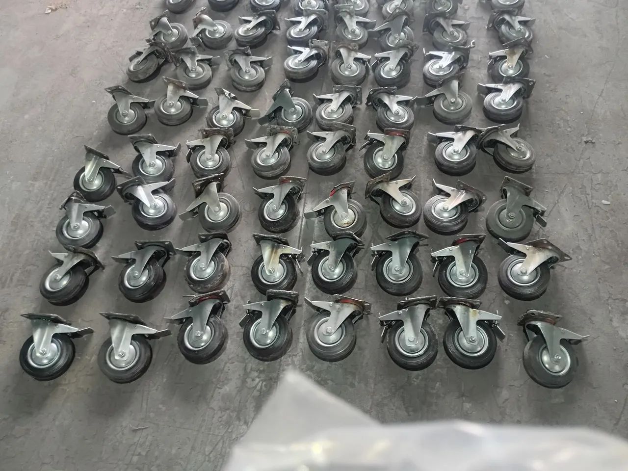 Rodízio Giratório de Poliuretano com Trava (4 polegadas / 100mm) da marca JST  - Foto 2