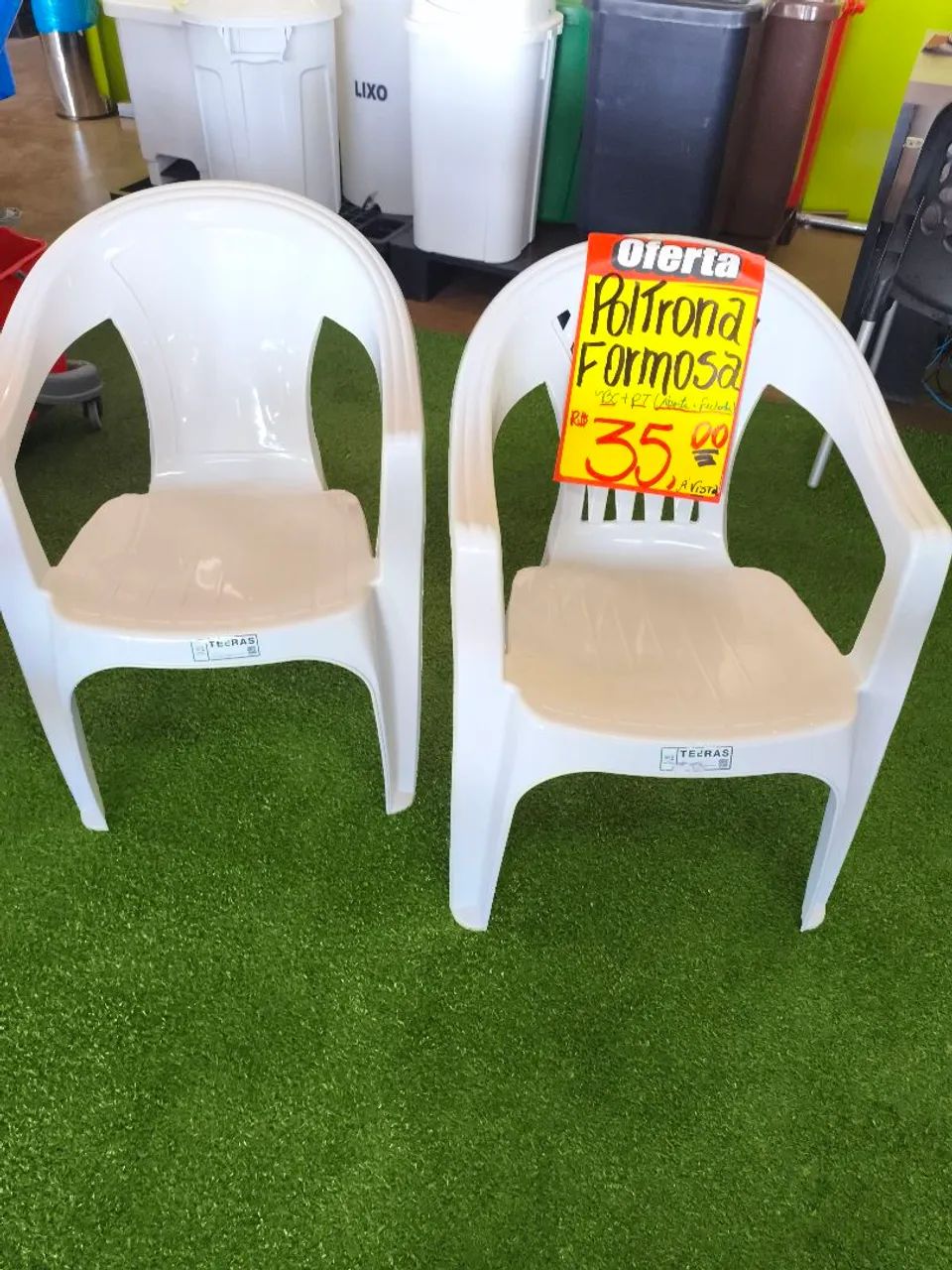 Cadeira de Plástico com Apoio de Braços 182Kg - Promoção 