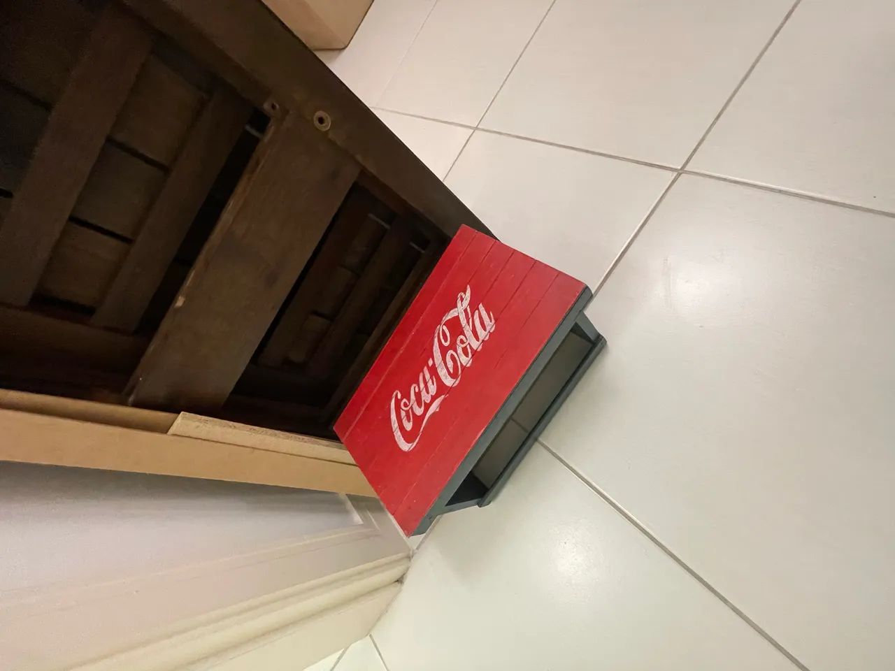 Banco banquinho de madeira coca cola - Foto 3