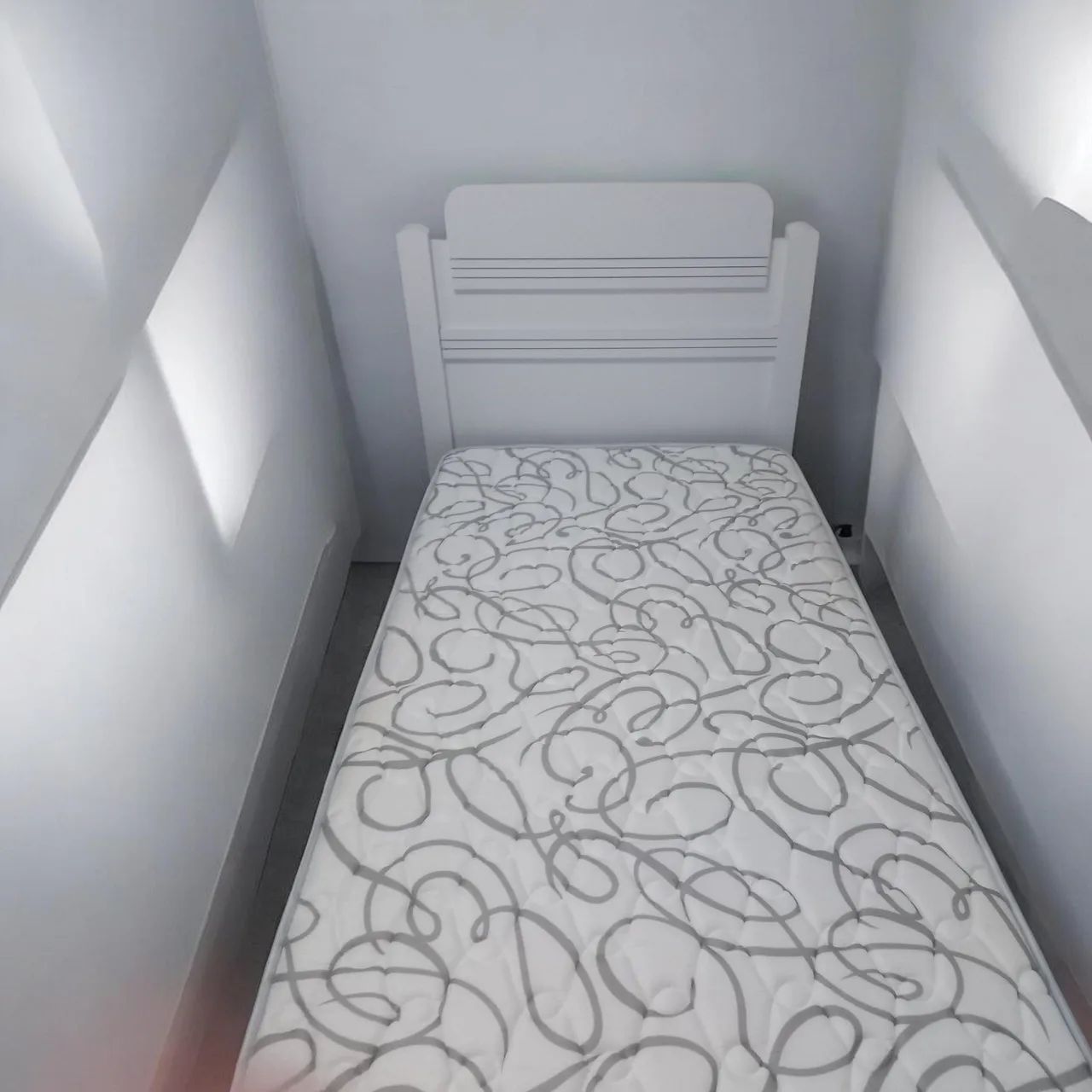 Vendo cama solteiro com colchão  - Foto 3