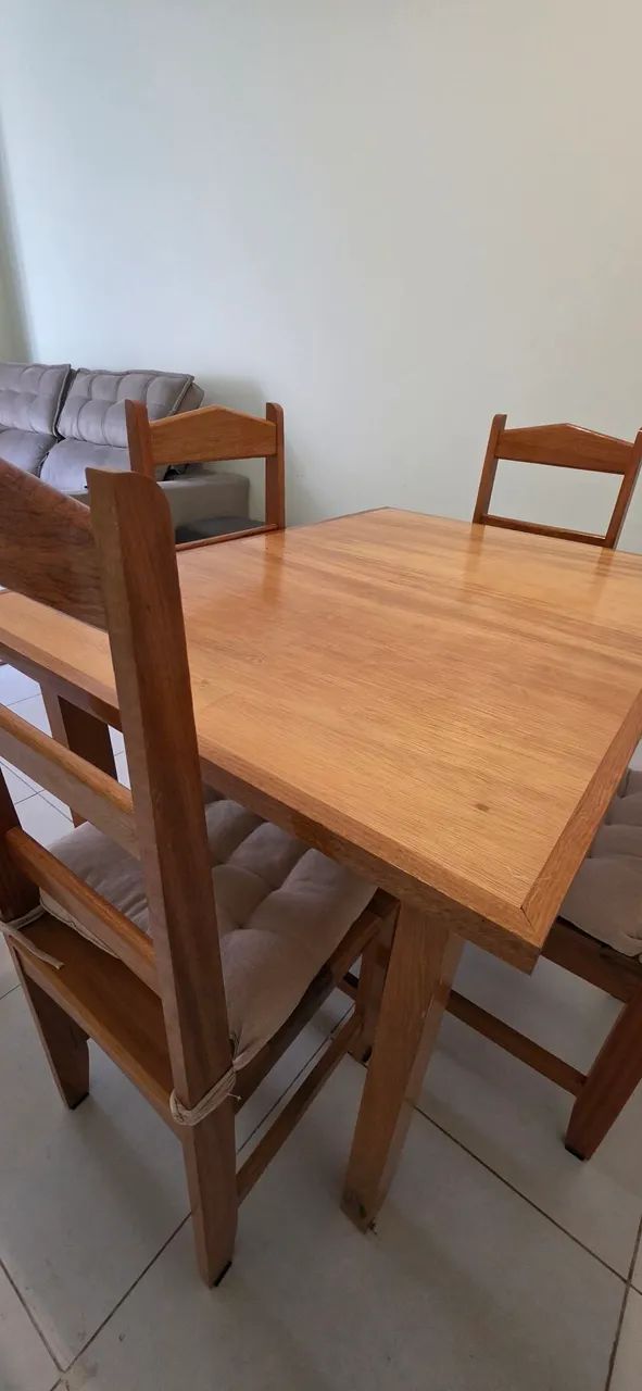 Mesa de jantar 4 cadeiras - madeira maciça - Foto 4