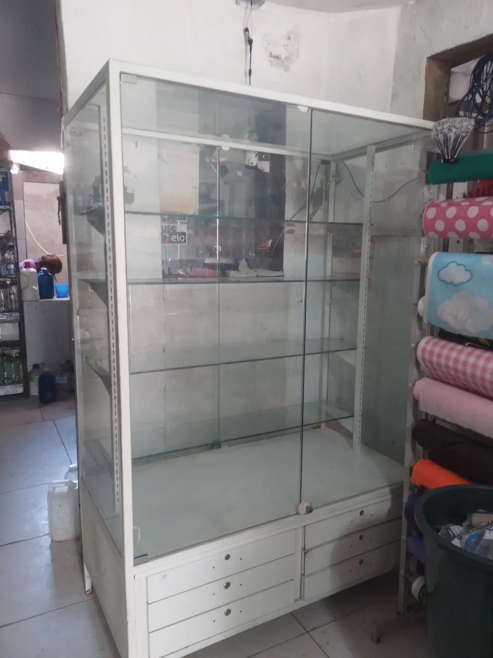 Armário em Aço e Vidro  1.80/60
