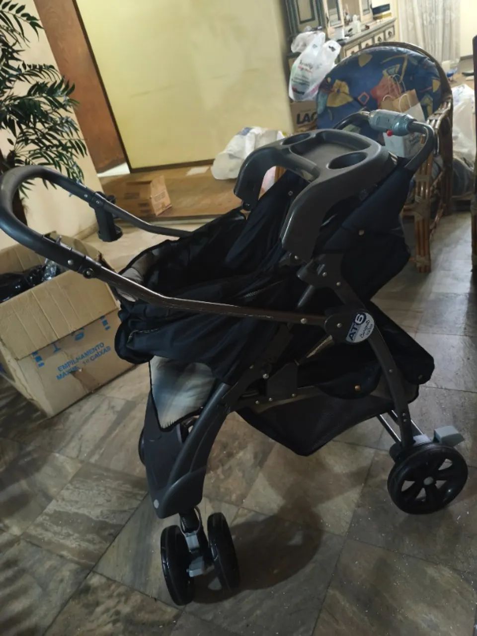 Carrinho de bebê e bebê conforto 