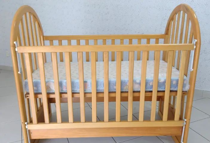 Berço de Madeira Maciça c/ Colchão Novo (Excelente Estado!)