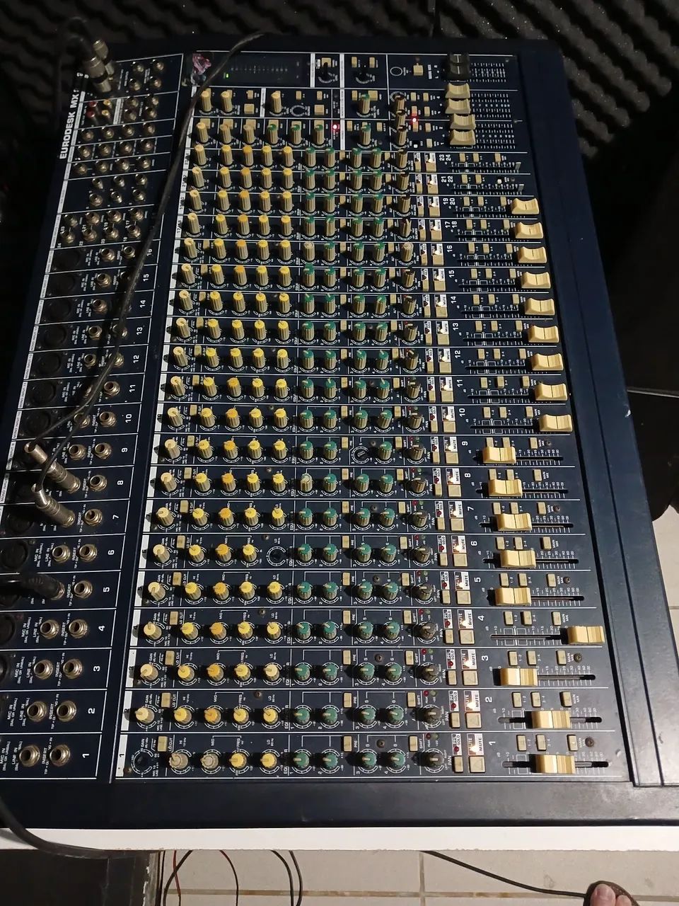 Mesa  Behringer Eurodesk MX 2442A 
