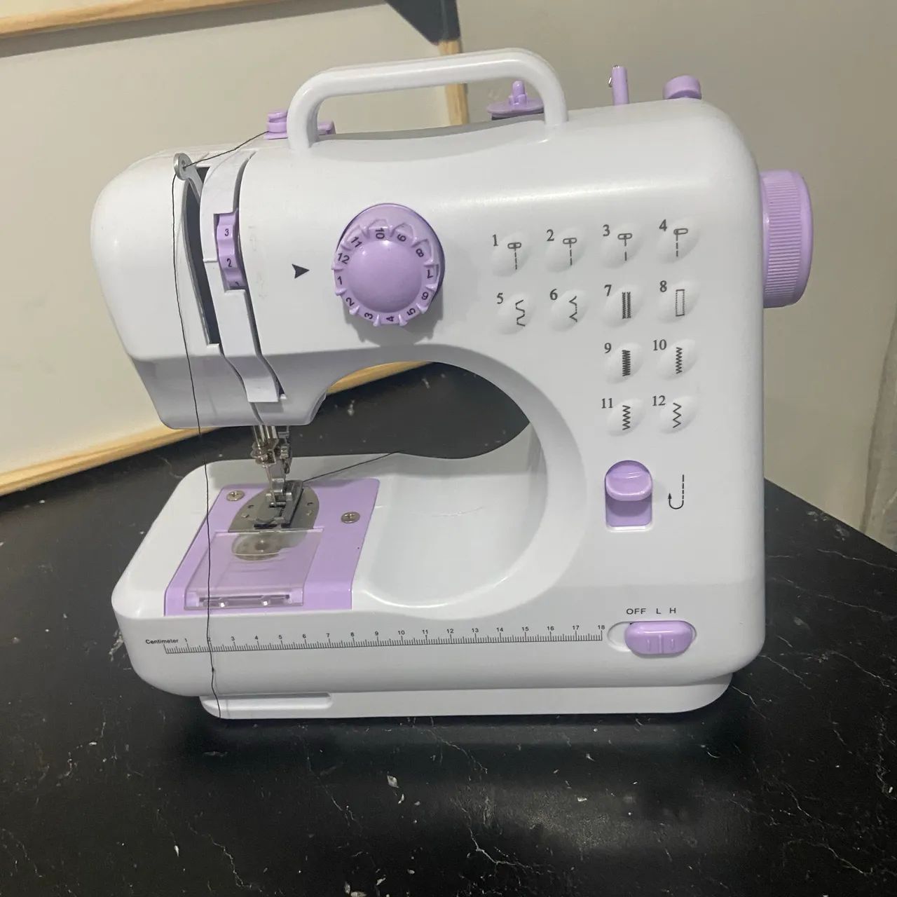 Vendo máquina de costura nunca usada com todos os acessórios, linha, carregador, pedal.