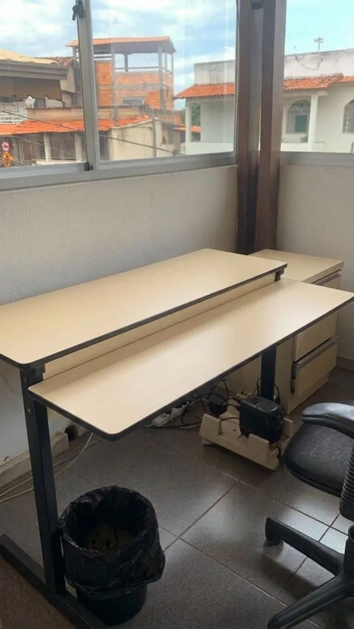 Mesa escritório simples bege