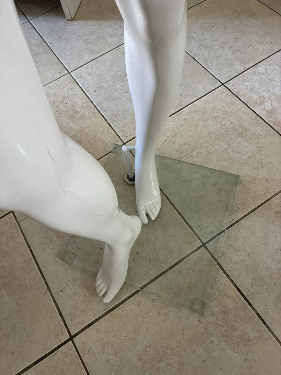 Manequim feminino com pedestal  - Foto 3