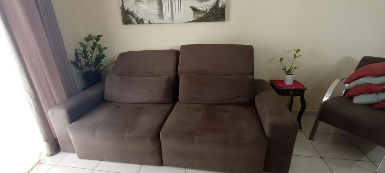 Sofá reclinável e retrátil, retirada no local. ***Valor negociável***