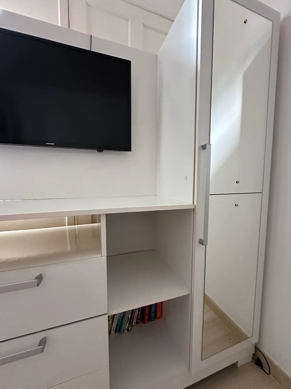 Cômoda/Estante para TV com 3 Gavetas e Espelho - Branca - Foto 4